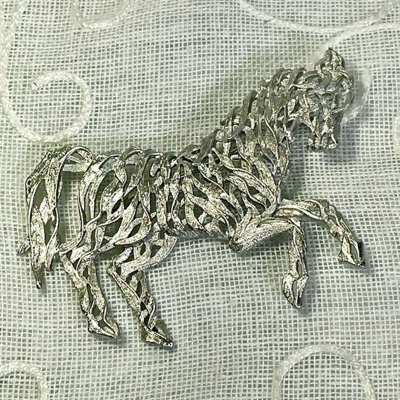 Vintage 1998 JJ Jonette Galloping Horse Silver Tone 3"x2” Filigree Brooch. - Picture 5 of 5